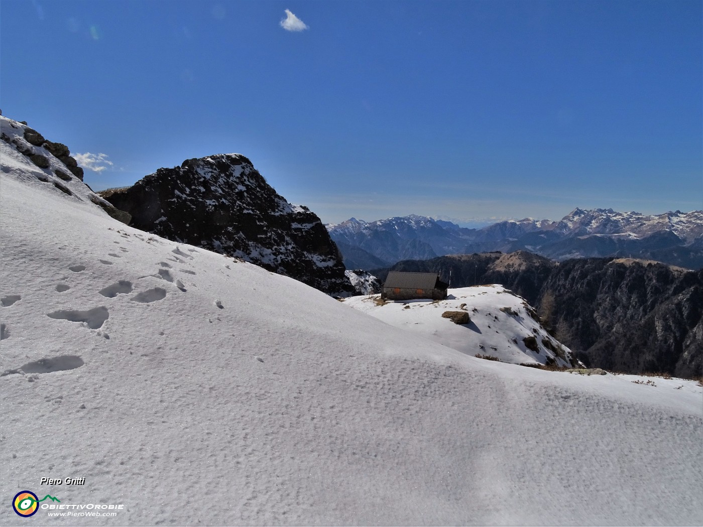 42 Affondi nella neve salendo dal Bivacco Tre Pizzi al Laghetto di Pietra Quadra.JPG